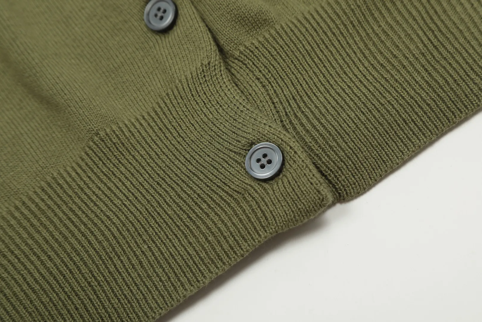 🅿️190 "Top Quality" Style Number: DS010# [Ralph Lauren Solid Color Round Neck Basic Pony Embroidered Logo Knitted Cardigan Long Sleeve] ✅Ralph Lauren Classic Basic Versatile Jersey Cardigan Long Sleeve Small Jacket ✅Main supplier of platform live broadcast wholesale entities ✅ZP quality 1:1 pattern making Scan the code to enter the GF website Counter quality ✅Details and quality The only one in Guangzhou Imported quality cotton yarn Mainly high-end Cost-effective, good quality, no need to say more ✅The version is restored to the original, loose, comfortable and stress-free, simple is high-end, classic is timeless ✅The upper body is simple and easy to match, a must-have for goddess ootd. Good-looking clothes are never picky. A must-have in the goddess’ wardrobe. Size: S-XL Color: Off-white, light blue, pink, khaki, army green, gray, navy, black, Chinese red, mint green